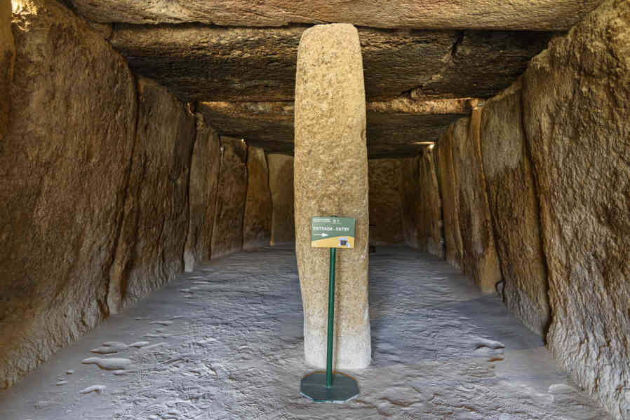 Málaga - Antequera 45 - Dólmenes de Antequera - Dolmen de Menga.jpg
